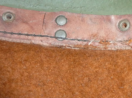 Cerclage en cuir riveté.