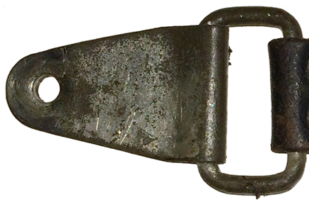 Passant de jugulaire dans son enchapure métallique.