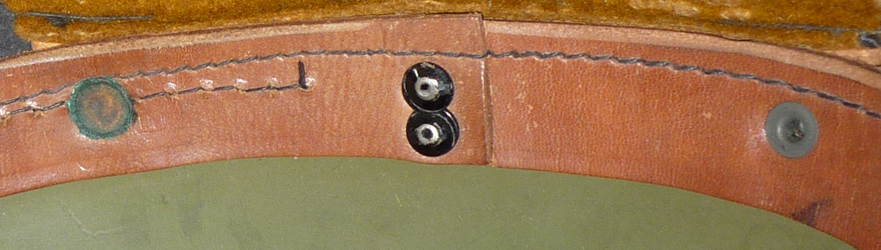 Cerclage en cuir, jointure par deux rivets. Cerclage en cuir, jointure par deux rivets.