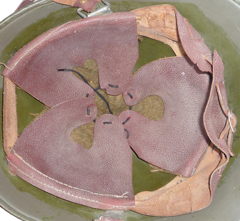 Coiffe reconstituée sur le modèle original. Coiffe reconstituée sur le modèle original.