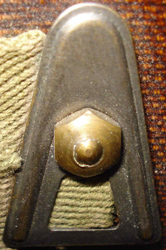 Ecrou et plaque de maintien. Ecrou et plaque de maintien.