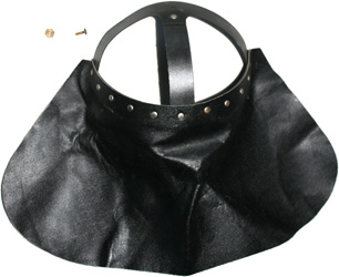 Bavolet en cuir. Bavolet en cuir.