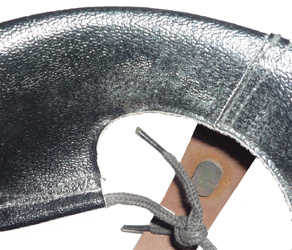 Détail coiffe en toile cirée. Détail coiffe en toile cirée.