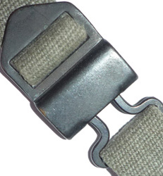 Jugulaire fermée. Jugulaire fermée.