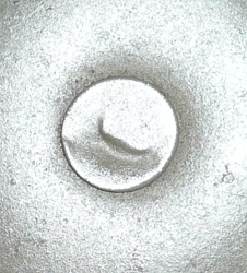 Point de fixation, sommet du casque.