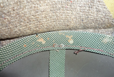 Cerclage, couture des éléments de coiffe.