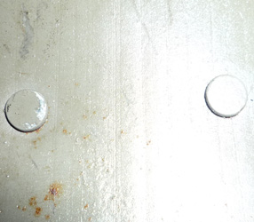 Trous bouchés par rivets.