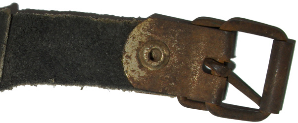 Jugulaire avec boucle à ardillon.