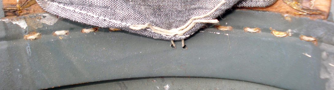 Cerclage métallique, fixation patte en cuir par couture, et détail fermeture du compartiment de rembourrage. Cerclage métallique, fixation patte en cuir par couture, et détail fermeture du compartiment de rembourrage.