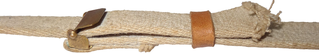 Jugulaire en toile fermée par une boucle à clapet. Jugulaire en toile fermée par une boucle à clapet.