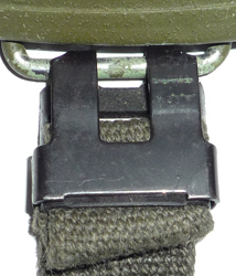 Clip de maintien de la jugulaire. Clip de maintien de la jugulaire.