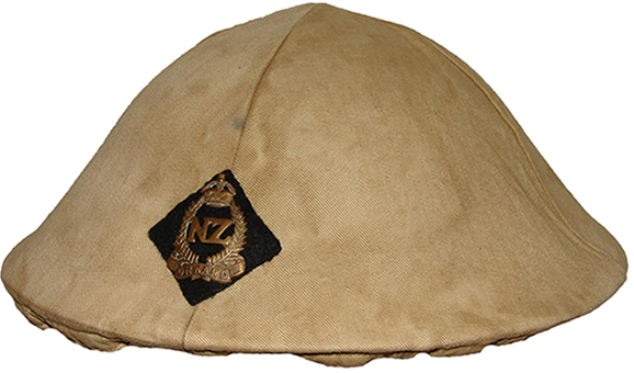 Couvre-casque confectionné à partir d'un couvre-casque moustiquaire de fabrication britannique. Couvre-casque confectionné à partir d'un couvre-casque moustiquaire de fabrication britannique.