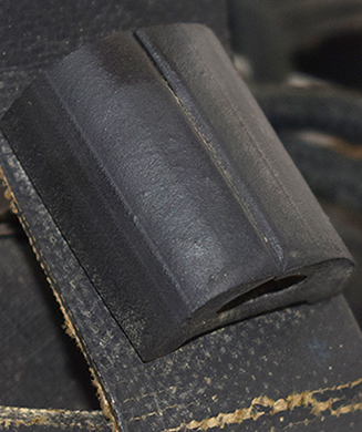 Tampon amortisseur fendu sur arceau. Tampon amortisseur fendu sur arceau.