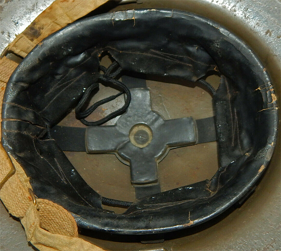 Exemples de coiffes de fabrication britannique. Exemples de coiffes de fabrication britannique.