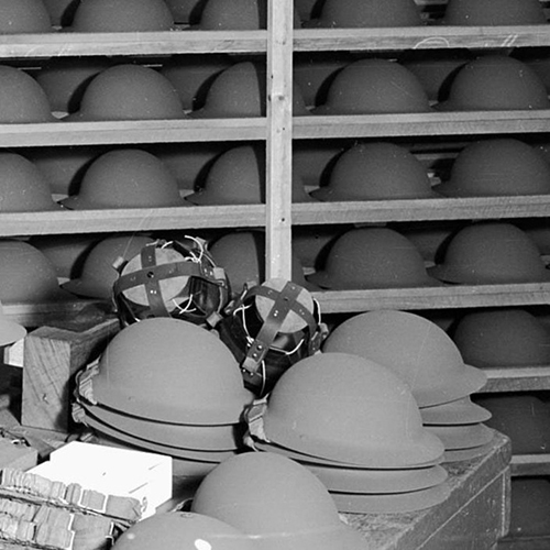Assemblage des casques Mark II d'origine australienne dans l'usine General Motors de Petone à Wellington. Assemblage des casques Mark II d'origine australienne dans l'usine General Motors de Petone à Wellington.