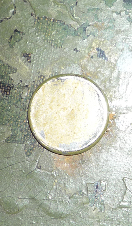 Tête de rivet de fixation de la suspension.