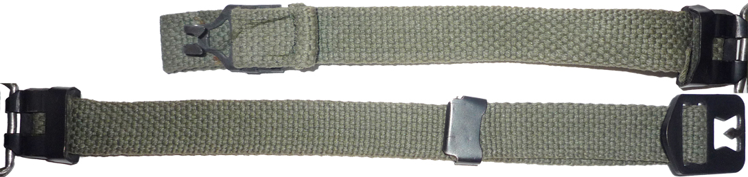 Jugulaire, partie courte avec crochet et partie longue avec boucle de fixation. Jugulaire, partie courte avec crochet et partie longue avec boucle de fixation.