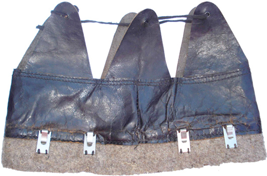 Coiffe en cuir noir - envers. Coiffe en cuir noir - envers.