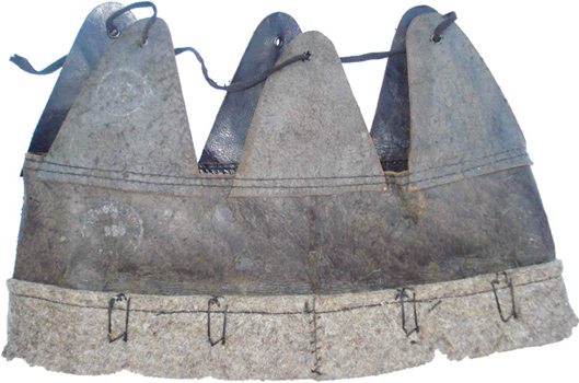 Coiffe en cuir noir - revers. Coiffe en cuir noir - revers.