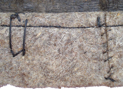 Détails couture agrafe et jointure bandeau de feutre. Détails couture agrafe et jointure bandeau de feutre.