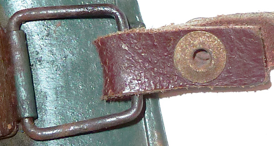 Fixation de la jugulaire par rivet. Fixation de la jugulaire par rivet.