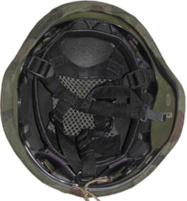 Couvre-casque maintenu par un lacet.