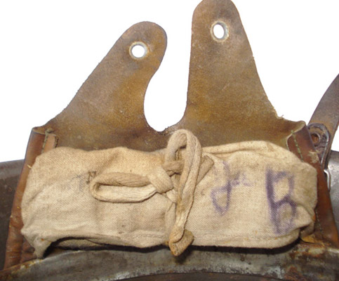 Revers patte de coiffe avec compartiment de rembourrage.