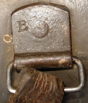 Passant de jugulaire riveté.