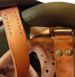 Jugulaires cousue et rivetée.