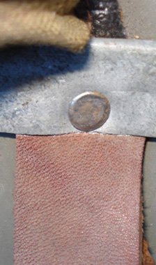 Fixation bande de cuir.