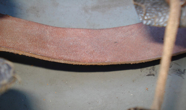 Fond de coiffe constitué d'une bande de cuir.