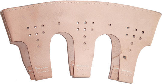 Coiffe en cuir - face (pièce de stock).