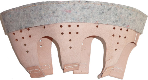 Coiffe en cuir - revers et bande de feutre de rembourrage.