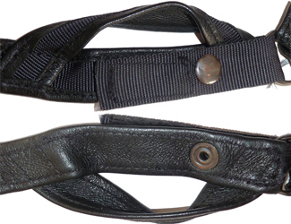 Mentonnière et bouton pression de fermeture.