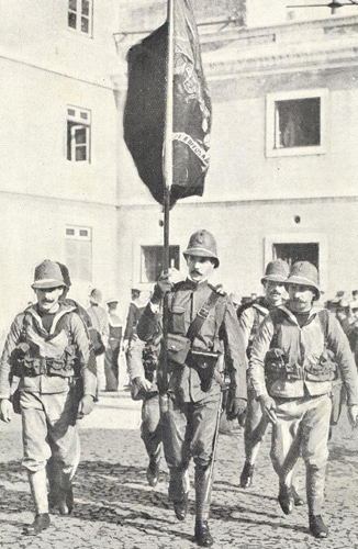 Troupes portuguaises équipées du chapeu-capacete modèle 1913. Troupes portuguaises équipées du chapeu-capacete modèle 1913.