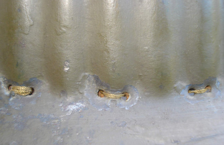 Points de couture de fixation de la coiffe. Points de couture de fixation de la coiffe.