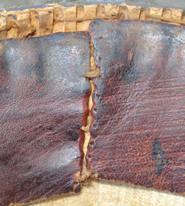 Seconde jointure du bandeau de cuir. Seconde jointure du bandeau de cuir.