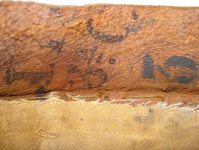 Revers bandeau de cuir, marquage. Revers bandeau de cuir, marquage.