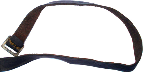 Partie longue de la jugulaire, avec boucle à double passant de fixation. Partie longue de la jugulaire, avec boucle à double passant de fixation.