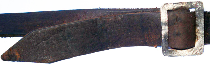 Jugulaire fermée. Jugulaire fermée.