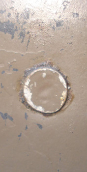 Tête de rivet plate.