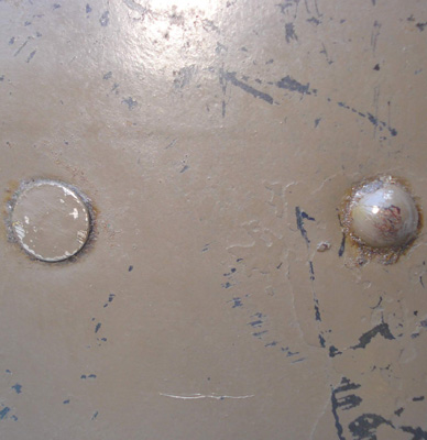 Rivet plat de fixation de la coiffe et rivet rond de fixation de la plaque frontale.