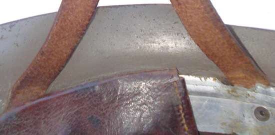 Points de fixation de la jugulaire.