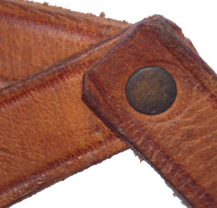 Jointure articulée des parties en cuir de la jugulaire.