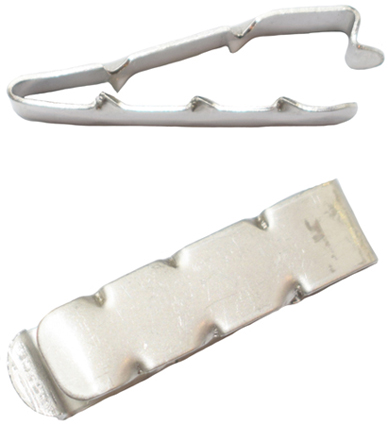 Clip métallique de fixation.