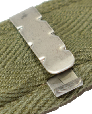 Agrafe m&eacute;tallique en place.