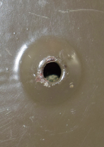 Orifice d'a&eacute;ration embouti.