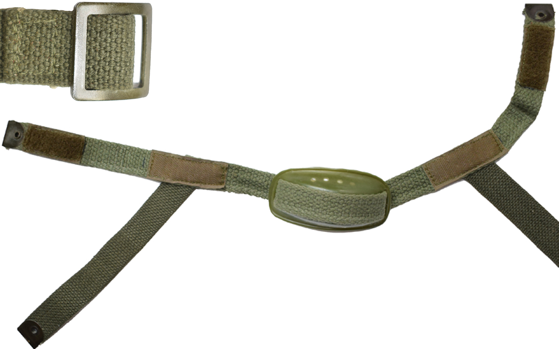 Vue d'ensemble de la jugulaire avec sa mentonni&egrave;re.