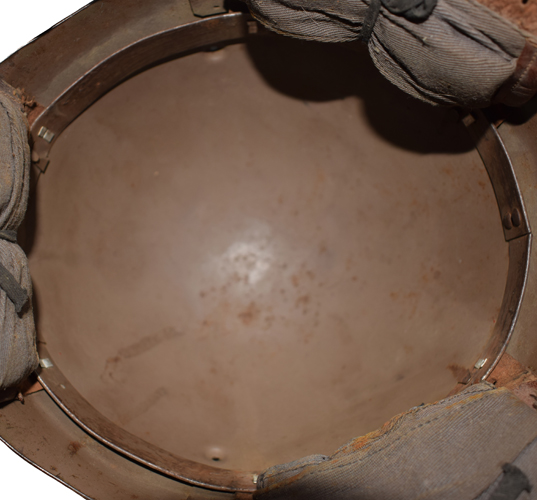 Cerclage en acier peint.