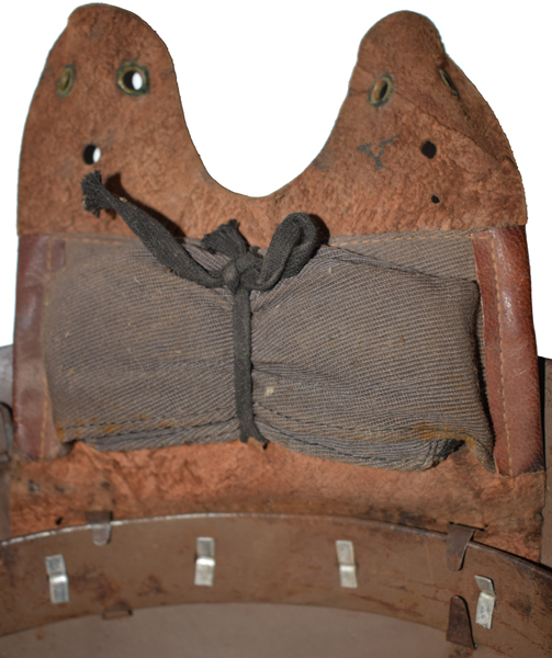 Dos patte de coiffe montée sur cerclage en acier.